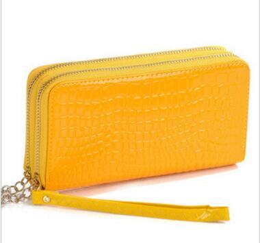Elegant Black Leather Purse - Compact & Stylish