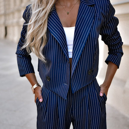 Costume rayé à la mode