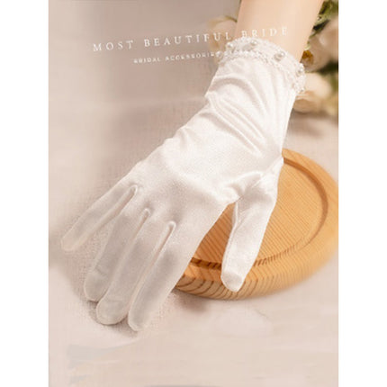 Gants courts en satin blanc avec accessoires en dentelle et perles