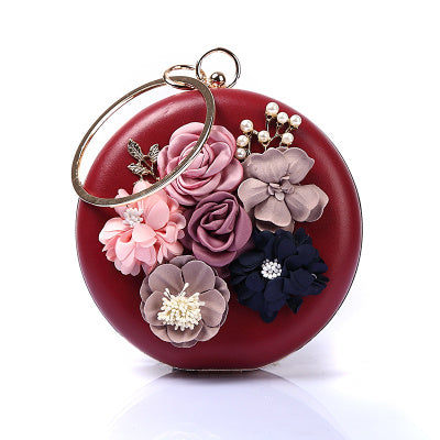 Pochette ronde élégante en cuir rouge avec motif floral