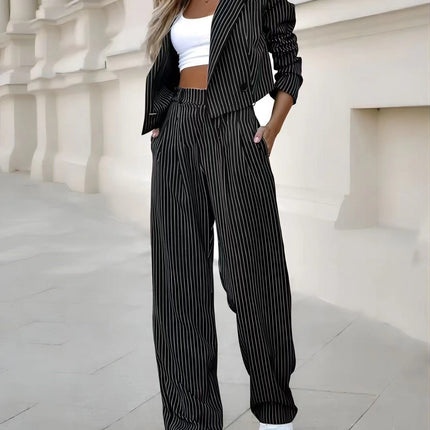 Costume rayé à la mode