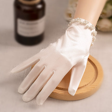 Gants courts en satin blanc avec accessoires en dentelle et perles