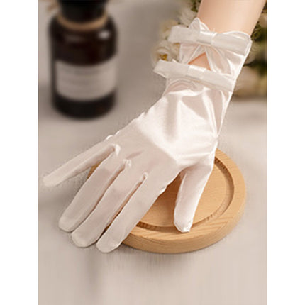 Gants courts en satin blanc avec accessoires en dentelle et perles