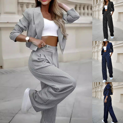 Costume rayé à la mode