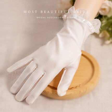 Gants courts en satin blanc avec accessoires en dentelle et perles