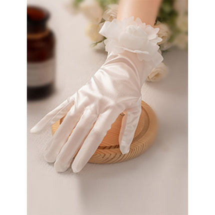 Gants courts en satin blanc avec accessoires en dentelle et perles