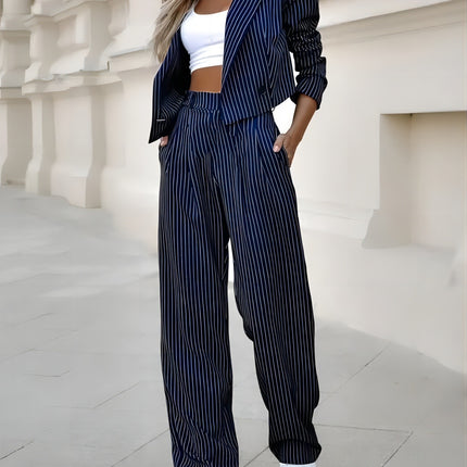 Costume rayé à la mode