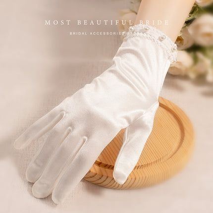 Gants courts en satin blanc avec accessoires en dentelle et perles