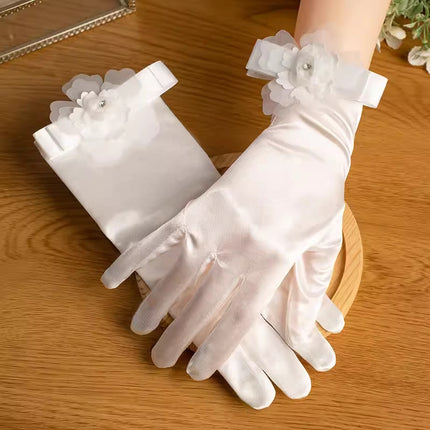 Gants courts en satin blanc avec accessoires en dentelle et perles