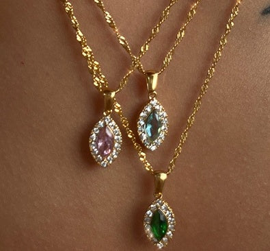 Collier en titane et zircon olive