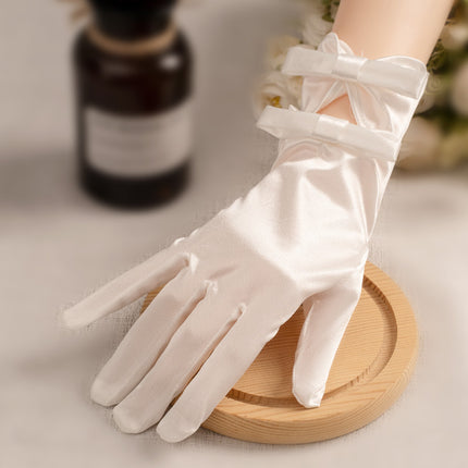 Gants courts en satin blanc avec accessoires en dentelle et perles