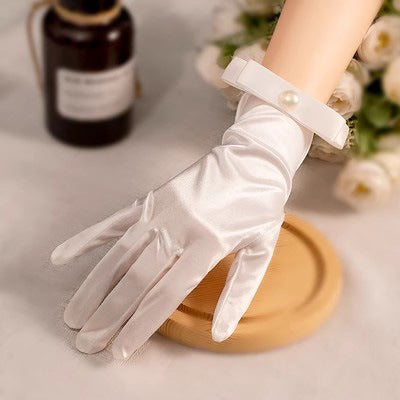 Gants courts en satin blanc avec accessoires en dentelle et perles
