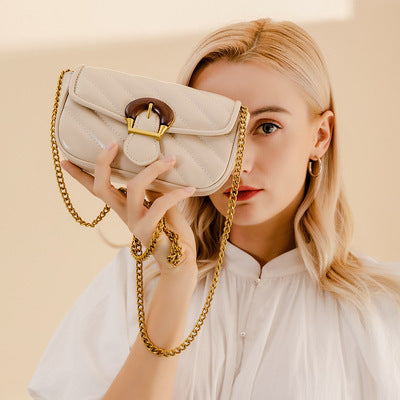 Mini sac bandoulière en chaîne brodée pour un look élégant
