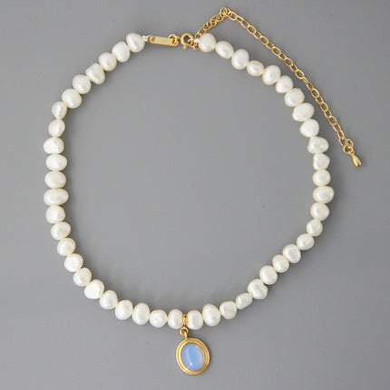 Collier de perles avec médaille ronde