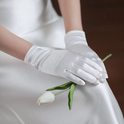 Gants courts en satin blanc avec accessoires en dentelle et perles